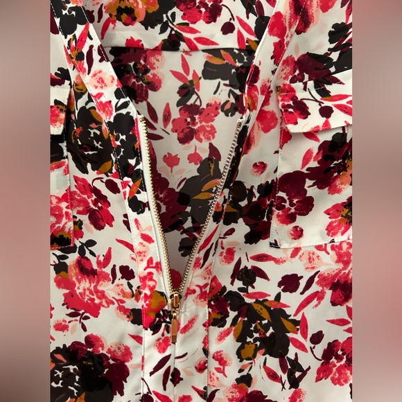 Candie’s Red Pink Floral Print V-Neck Top. Size Medium. - Picture 4 of 10